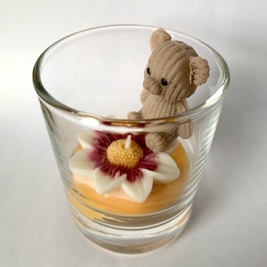 Illatgyertya, virágon csücsülő maci, jázmin illat - otthon & életmód - gyertya, illat, aroma - gyertya - Meska.hu