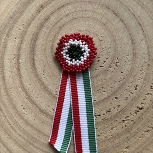 Gyöngy kokárda nemzeti színű szalaggal, Ékszer, Kitűző és Bross, Gyöngyfűzés, gyöngyhímzés, MESKA