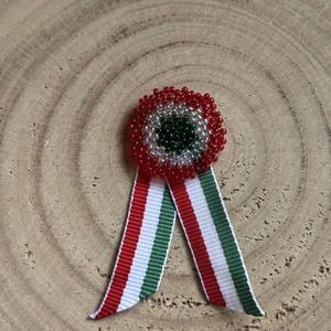 Gyöngy kokárda nemzeti színű szalaggal, Ékszer, Kitűző és Bross, Gyöngyfűzés, gyöngyhímzés, MESKA