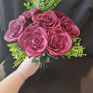Kézzel készült szatén örökrózsa csokor  Wine Red (7 szál, 32 cm) - otthon & életmód - dekoráció - virágdísz és tartó - csokor & virágdísz - Meska.hu