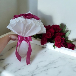 Királynői elegancia  10 szálas pink örökrózsa csokor tiarával - otthon & életmód - dekoráció - virágdísz és tartó - csokor & virágdísz - Meska.hu