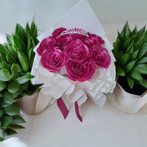 Királynői elegancia  10 szálas pink örökrózsa csokor tiarával - otthon & életmód - dekoráció - virágdísz és tartó - csokor & virágdísz - Meska.hu