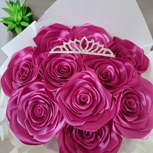 Királynői elegancia  10 szálas pink örökrózsa csokor tiarával, Otthon & Életmód, Dekoráció, Virágdísz és tartó, Csokor & Virágdísz, , MESKA