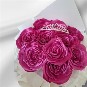 Királynői elegancia  10 szálas pink örökrózsa csokor tiarával - otthon & életmód - dekoráció - virágdísz és tartó - csokor & virágdísz - Meska.hu