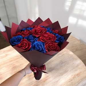 18 szálas tengerészkék és vörös örökrózsa csokor � szatén rózsacsokor ajándékba  - otthon & életmód - virágdekoráció - virágok - virágcsokor - Meska.hu