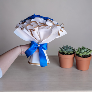 11 szálas királykék örökrózsa csokor - kézműves virágcsokor születésnapra, ballagásra - otthon & életmód - virágdekoráció - virágok - virágcsokor - Meska.hu