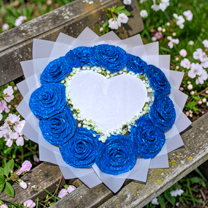 Burning Bouquet Glow – Égő szív örökrózsa csokor kék színben (11 szál), Otthon & Életmód, Virágdekoráció, Virágok, Virágcsokor, Virágkötés, Ez a különleges 11 szálas, szív alakú örökrózsa csokor nem csupán egy ajándék, hanem egy üzenet, am..., MESKA