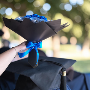 Ballagási királykék örökrózsa csokor, pénzcsokor - pénzátadó ajándék ballagásra  - otthon & életmód - virágdekoráció - virágok - virágcsokor - Meska.hu