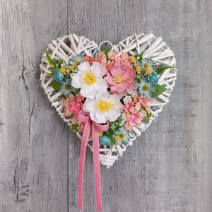 VirágSzív- Virágos Kopogtató/Tavaszi Kopogtató/Tavaszi Ajtódísz/Ajtódísz/Falidísz/, Otthon & Életmód, Dekoráció, Ajtó- és ablak dekoráció, Ajtódísz & Kopogtató, Virágkötés, MESKA