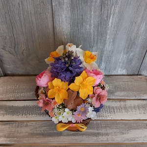 Boldog Nyuszikosár  - Virágos Asztaldísz/Tavaszi Asztaldísz/Húsvéti Asztaldísz/Asztaldísz/Virágajándék - otthon & életmód - virágdekoráció - virágdíszek - virágdísz kaspóban - Meska.hu