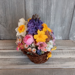 Boldog Nyuszikosár  - Virágos Asztaldísz/Tavaszi Asztaldísz/Húsvéti Asztaldísz/Asztaldísz/Virágajándék - otthon & életmód - virágdekoráció - virágdíszek - virágdísz kaspóban - Meska.hu