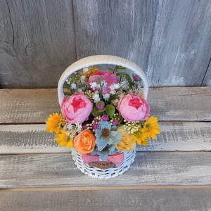 Virágmix Fehér Kosárban  - Virágos Asztaldísz/Tavaszi Asztaldísz/Nőnapi Asztaldísz/Virágajándék/Virágkosár - otthon & életmód - virágdekoráció - virágdíszek - virágdísz kaspóban - Meska.hu