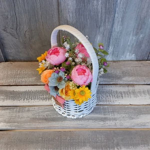 Virágmix Fehér Kosárban  - Virágos Asztaldísz/Tavaszi Asztaldísz/Nőnapi Asztaldísz/Virágajándék/Virágkosár - otthon & életmód - virágdekoráció - virágdíszek - virágdísz kaspóban - Meska.hu