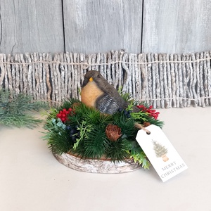   Kismadár Fenyőágakon - Téli Asztaldísz/Asztaldísz, Otthon & Életmód, Virágdekoráció, Virágdíszek, Asztali virágdísz, Virágkötés, MESKA