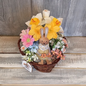 Vidám Nyuszikosár  - Virágos Asztaldísz/Tavaszi Asztaldísz/Húsvéti Asztaldísz/Asztaldísz/Virágajándék - otthon & életmód - virágdekoráció - virágdíszek - virágdísz kaspóban - Meska.hu