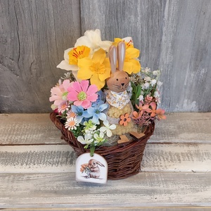 Vidám Nyuszikosár  - Virágos Asztaldísz/Tavaszi Asztaldísz/Húsvéti Asztaldísz/Asztaldísz/Virágajándék - otthon & életmód - virágdekoráció - virágdíszek - virágdísz kaspóban - Meska.hu