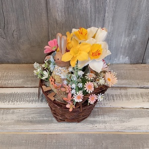 Vidám Nyuszikosár  - Virágos Asztaldísz/Tavaszi Asztaldísz/Húsvéti Asztaldísz/Asztaldísz/Virágajándék - otthon & életmód - virágdekoráció - virágdíszek - virágdísz kaspóban - Meska.hu