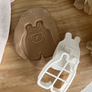 3D fondant forma és kiszúró - Kantáros babaruha, Otthon & Életmód, Konyhafelszerelés, tálalás, Sütés, főzés, Sütikiszúró, Mézeskalácssütés, Mindenmás, MESKA