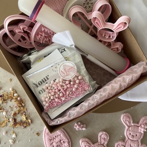 Húsvéti DIY sütikészítő doboz - fondanttal, ecsettel, sütikiszúróval, szilikon formával - ünnepi díszek, dekorációk - húsvéti díszek és dekorációk - húsvéti sütikiszúró - Meska.hu