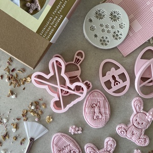 Húsvéti DIY sütikészítő doboz - fondanttal, ecsettel, sütikiszúróval, szilikon formával - ünnepi díszek, dekorációk - húsvéti díszek és dekorációk - húsvéti sütikiszúró - Meska.hu