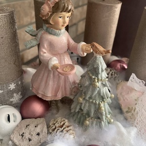 Adventi asztaldísz madarat etető lánykával - karácsony - adventi díszek - adventi asztaldísz - Meska.hu Adventi asztaldísz madarat etető lánykával - karácsony - adventi díszek - adventi asztaldísz - Meska.hu