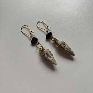 Eredeti csigaházas fülbevaló, tigrisszemmel - ékszer - fülbevaló - lógó fülbevaló - Meska.hu