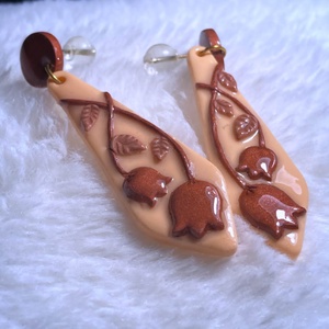 Bronz Tulipán Fülbevaló, Ékszer, Fülbevaló, Lógó fülbevaló, Ékszerkészítés, Gyurma, Ez a barackszín fülbevaló letisztult, mégis különleges darab, finom virágmintával és meleg, bronzos..., MESKA