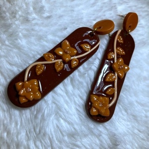 Erdei Karamell Fülbevaló, Ékszer, Fülbevaló, Lógó fülbevaló, Ékszerkészítés, Gyurma, Ez a fülbevaló meleg, sötétbarna és vörösesbarna őszi árnyalatokkal készült, finom virág- és levélm..., MESKA