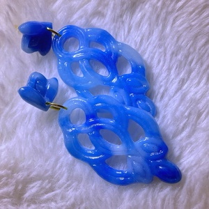 Indigo Hurok Fülbevaló, Ékszer, Fülbevaló, Lógó fülbevaló, Gyurma, Ez a fülbevaló friss, kék árnyalataival igazán letisztult és feltűnő darab. A színek finoman mosódn..., MESKA