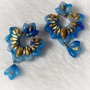 Mira Blue Fülbevaló, Ékszer, Fülbevaló, Lógó fülbevaló, Gyurma, Könnyed, áttetsző kék szirmok arany részletekkel. A Mira Blue finoman csillan, és pont annyira külö..., MESKA