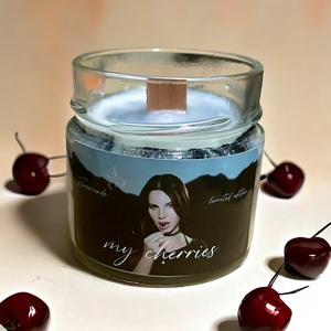Lana Del Rey cseresznye illatú szójagyertya, Otthon & Lakás, Gyertya, illat, aroma, Gyertya, Gyertya-, mécseskészítés, MESKA
