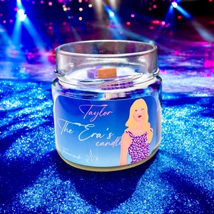 Taylor Swift The Era's Szantálfa Illatú Szójagyertya, Otthon & Életmód, Gyertya, illat, aroma, Gyertya, Gyertya-, mécseskészítés, MESKA
