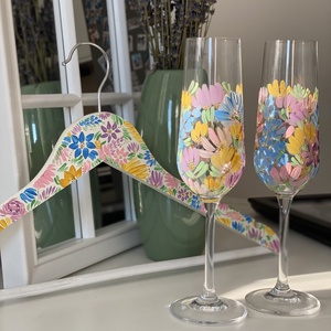Egyedi festett vállfa- Színes esküvői ruhafogas, személyre szabható ajándék - esküvő - ruha - vállfa - Meska.hu