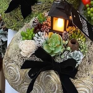 Kőkaspóba készült sírdísz selyem és szárazvirágokból ledes mécsessel - Meska.hu