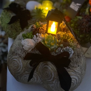 Kőkaspóba készült sírdísz selyem és szárazvirágokból ledes mécsessel - otthon & életmód - vallás - temetkezési tárgy - sírdísz, kegyeleti dísz - Meska.hu Kőkaspóba készült sírdísz selyem és szárazvirágokból ledes mécsessel - otthon & életmód - vallás - temetkezési tárgy - sírdísz, kegyeleti dísz - Meska.hu