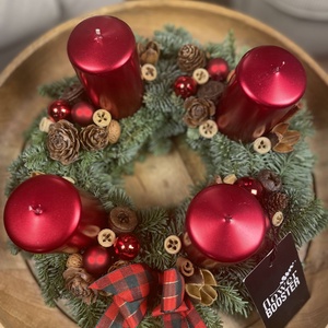 Élőfenyős adventi asztaldísz piros/bézs/fehér gyertyákkal - Meska.hu