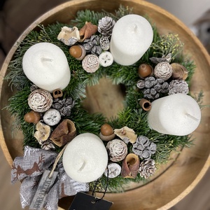 Élőfenyős adventi asztaldísz piros/bézs/fehér gyertyákkal - karácsony - adventi díszek - adventi asztaldísz - Meska.hu