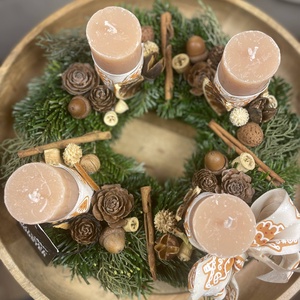 Élőfenyős adventi asztaldísz piros/bézs/fehér gyertyákkal - karácsony - adventi díszek - adventi asztaldísz - Meska.hu