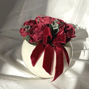 Asztaldísz Valentín napra kerámia kaspóban - otthon & életmód - virágdekoráció - virágdíszek - virágdísz kaspóban - Meska.hu