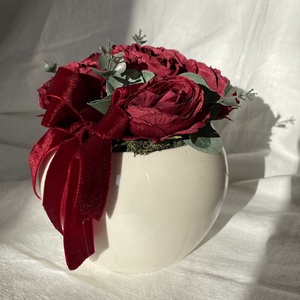 Asztaldísz Valentín napra kerámia kaspóban - otthon & életmód - virágdekoráció - virágdíszek - virágdísz kaspóban - Meska.hu