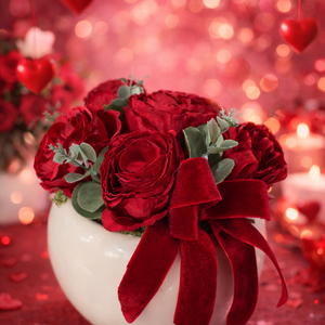 Asztaldísz Valentín napra kerámia kaspóban - otthon & életmód - virágdekoráció - virágdíszek - virágdísz kaspóban - Meska.hu