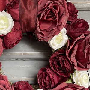 Tavaszi ajtódísz bordó rózsákkal - otthon & életmód - dekoráció - ajtó- és ablak dekoráció - ajtódísz & kopogtató - Meska.hu