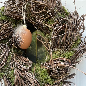 Húsvéti ajtódísz nyírfavesszőből és mohából - ünnepi díszek, dekorációk - húsvéti díszek és dekorációk - húsvéti ajtódísz, kopogtató - Meska.hu