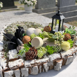 Sírdísz selyem és szárazvirágokból ledes mécsessel - otthon & életmód - vallás - temetkezési tárgy - sírdísz, kegyeleti dísz - Meska.hu