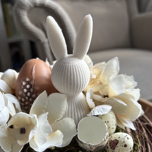 Húsvéti asztaldísz háncs koszorún hortenziával és bézs nyuszival - ünnepi díszek, dekorációk - húsvéti díszek és dekorációk - húsvéti asztaldíszek - Meska.hu