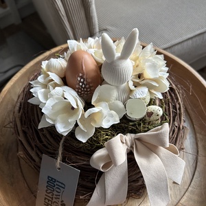 Húsvéti asztaldísz háncs koszorún hortenziával és bézs nyuszival - ünnepi díszek, dekorációk - húsvéti díszek és dekorációk - húsvéti asztaldíszek - Meska.hu