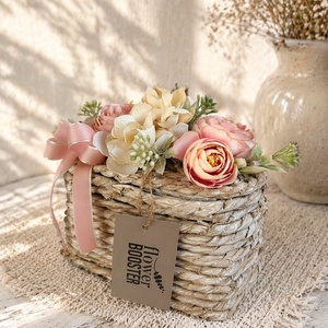 Anyák napi asztaldísz fonott kaspóban boglárkával és hortenziával - Meska.hu