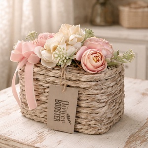 Anyák napi asztaldísz fonott kaspóban boglárkával és hortenziával - otthon & életmód - virágdekoráció - virágdíszek - asztali virágdísz - Meska.hu