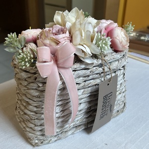 Anyák napi asztaldísz fonott kaspóban boglárkával és hortenziával - otthon & életmód - virágdekoráció - virágdíszek - asztali virágdísz - Meska.hu