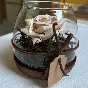 Bézs rózsa üvegtálban fa talpon Anyák napjára - otthon & életmód - dekoráció - asztal és polc dekoráció - asztaldísz - Meska.hu